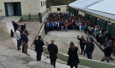 INAUGURARON DOS AULAS Y EL CAMPO DEPORTIVO