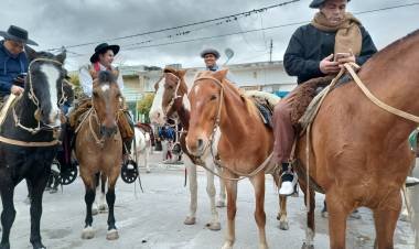 EMOTIVA PROMESA A LA BANDERA EN TANTI